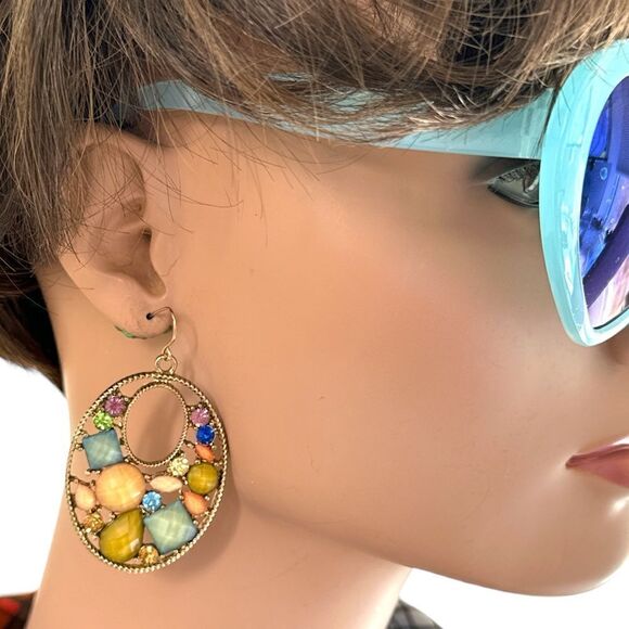 Multi color faceted lucite pastel crystal gold tone hoop pierced earrings - Picture 2 of 10